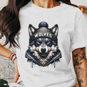 Tシャツデザイン用のトレンディなオオカミのマスコットPNG - サングラスとビーニー帽をかぶったクールな都会のオオカミ - デジタルダウンロード昇華クリップアート、学校チーム