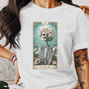 Le papillon antisocial - Carte de tarot lunatique PNG squelette avec couronne florale pour t-shirt, emballage de tasse et sublimation