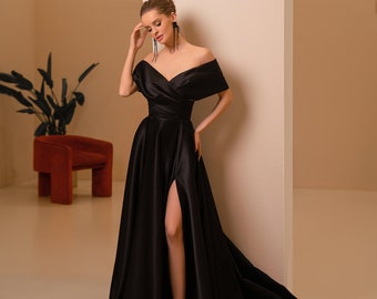 Klassische Eleganz mit einer attraktiven Variante: Satinschwarzes Abendkleid mit drapiertem Rücken-Wrap-Kragen und Beinausschnitt-Detail