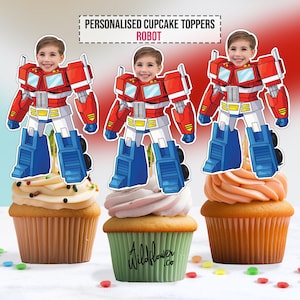 Pode incluir: Três cupcakes cobertos com toppers personalizados com tema de robô. Os toppers apresentam o rosto de uma criança em um design de robô vermelho, branco, azul e amarelo. Os cupcakes têm coberturas de cores diferentes e são decorados com granulado. O texto na imagem diz: "PERSONALISED CUPCAKE TOPPERS ROBOT."