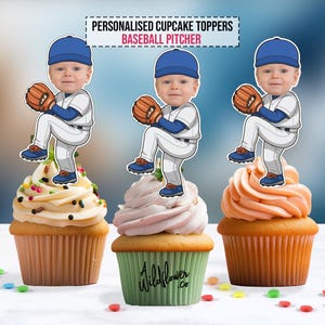 Puede incluir: Tres cupcakes con adornos de lanzador de béisbol. Cada adorno presenta un niño de dibujos animados con uniforme de béisbol y gorra azul. Los cupcakes tienen glaseados de diferentes colores y están decorados con chispas. El texto de la imagen dice: "PERSONALISED CUPCAKE TOPPERS BASEBALL PITCHER."