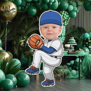 Puede incluir: Ilustración de dibujos animados de un niño con uniforme de béisbol, listo para lanzar. El niño lleva una gorra azul, uniforme blanco con mangas azules y zapatos naranjas y azules. El fondo presenta globos y follaje verdes.