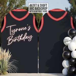 Op de afbeelding: Zwarte achtergrond met een basketbalshirtontwerp, met rode en witte randen. De tekst "Tyrone's Birthday" is in witte letters geschreven. Een cluster van zwarte en witte ballonnen staat rechts. De achtergrond is 1,2 m x 2,1 m en 0,9 m x 1,8 m.