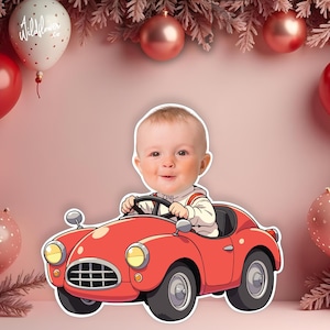 Puede incluir: Imagen de dibujos animados de un bebé en un coche rojo antiguo. El coche tiene faros amarillos y un volante negro. El fondo incluye globos rojos y rosas y elementos decorativos.