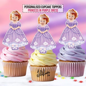 Puede incluir: Tres cupcakes con diferentes glaseados, cubiertos con adornos personalizados para cupcakes de princesa. Los adornos presentan a un niño sonriente con un vestido morado y una tiara. El texto de la imagen dice "Personalised Cupcake Toppers Princess in Purple Dress."