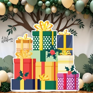Peut inclure: Une pile de boîtes cadeaux colorées de style dessin animé avec des nœuds jaunes et des accents de houx. Les boîtes sont disposées en forme de pyramide et sont décorées de pois, de rayures et de zigzags. Le texte "A Wildflower Co." est visible en arrière-plan.