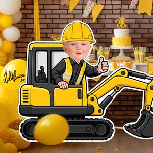 Op de afbeelding: Een gele en zwarte graafmachine-uitsparing met een lachend kind met een bouwhelm en vest. Het kind geeft een duim omhoog. De achtergrond omvat gele ballonnen, een bakstenen muur en een gedekte tafel met een taart en lekkernijen.