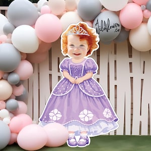Puede incluir: Recorte de una niña sonriente con un vestido de princesa morado y una tiara, de pie frente a una valla blanca. El fondo presenta un arco de globos en tonos rosa, blanco y gris. Un globo dice "Wildflower.co".