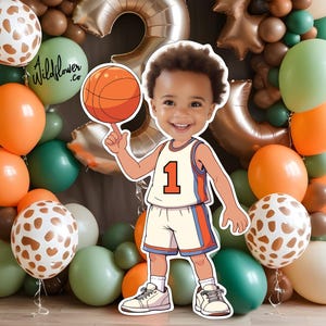 Könnte beinhalten: Ein Cartoon-Ausschnitt eines lächelnden Kindes in Basketballuniform, das einen Basketball auf dem Finger hält. Der Hintergrund zeigt einen Ballonbogen in Orange-, Grün- und Brauntönen mit einigen goldenen Folienballons.