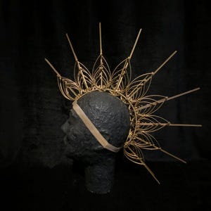 Mohawk Sunburst, golden, the main festival of the Iroquois festival, Burning Man. Met Gala Festival