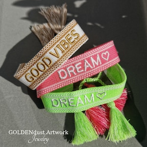 Besticktes Stoffarmband Spruch pink neongrün gelb beige, gewebtes Festival Party Armband Stoff, Amore Summer Vibes Good Vibes Dream Schrift
