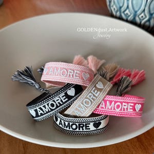 AMORE bestickte Stoffarmbänder mit Wort beige rosa schwarz pink, gewebtes Statement Armband aus Stoff mit Bestickung für JGA
