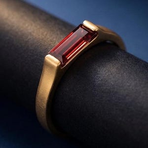 Naturlig Rubin Baguette Ring 925 Sterling Silver Förgylld Ring, Minimalistisk Rubin Ädelstensring, Handgjord Juli Födelsesten Gåva till henne