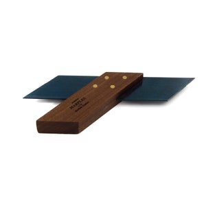 Könnte beinhalten: Ein Holz-Winkelmesser mit einer Messing-Einlage und einer blauen Stahlklinge. Der Winkelmesser ist mit "Marples Ltd. Sheffield England" beschriftet.