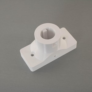 Könnte beinhalten: Weiße Wandhalterung aus Kunststoff mit einem runden Loch in der Mitte. Die Halterung hat drei kleine Löcher unten und zwei an den Seiten.