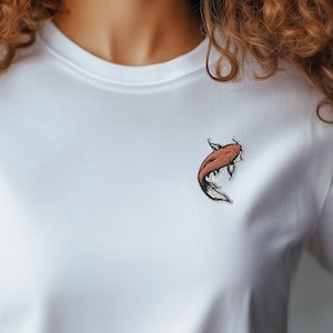 Camiseta bordada de carpa koi, camiseta con animales de arte lineal, para amantes de la carpa koi y la vida marina, camiseta con temática de peces, camiseta inspirada en la naturaleza, una linda idea de regalo.