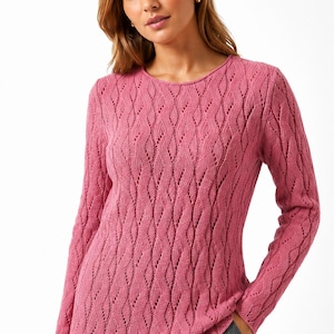 Puede incluir: Un suéter rosa de manga larga con un diseño de punto abierto texturizado. El suéter de cuello redondo presenta un patrón de ondas repetidas y está hecho de un material suave y cómodo. Un estilo clásico para ropa casual.