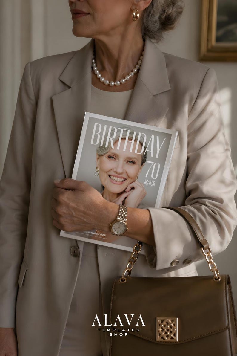 Puede incluir: Una mujer con un traje beige sostiene una revista con el texto "BIRTHAY 70 LIMITED EDITION". Lleva un collar de perlas, un reloj dorado y pendientes de aro. Se ve un bolso marr&oacute;n con una cadena dorada.
