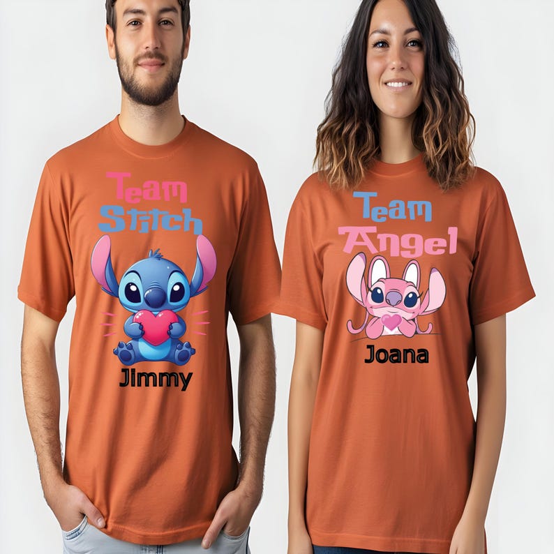 Puede incluir: Dos camisetas color &oacute;xido. Una presenta un personaje de dibujos animados azul sosteniendo un coraz&oacute;n, con el texto "Team Stitch" y "Jimmy". La otra camiseta tiene un personaje rosa, con "Team Angel" y "Joana".
