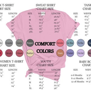 Puede incluir: Una camiseta rosa muestra tablas de tallas para varias prendas, incluyendo camisetas unisex, sudaderas, camisetas sin mangas, camisetas boxy para mujer, tallas juveniles y bodies para beb&eacute;. Tambi&eacute;n se muestran muestras de color.