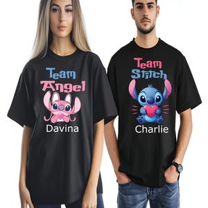 Puede incluir: Camisetas negras con personajes de dibujos animados. Una camiseta tiene "Team Angel" y un personaje rosa con el nombre "Davina". La otra camiseta tiene "Team Stitch" y un personaje azul con el nombre "Charlie".