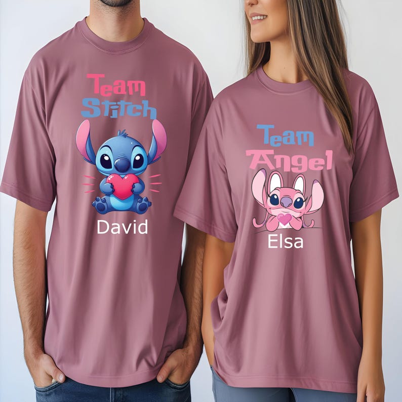 Puede incluir: Dos camisetas color malva con personajes de la pel&iacute;cula animada Lilo & Stitch. Una camiseta tiene a Stitch azul sosteniendo un coraz&oacute;n, el texto "Team Stitch" y el nombre "David". La otra camiseta tiene a Angel rosa sosteniendo un coraz&oacute;n, el texto "Team Angel" y el nombre "Elsa".
