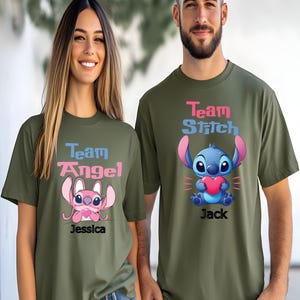 Puede incluir: Dos camisetas verde oliva con dise&ntilde;os de personajes de dibujos animados. Una camiseta dice "Team Angel" con un personaje rosa y el nombre "Jessica". La otra dice "Team Stitch" con un personaje azul y el nombre "Jack".