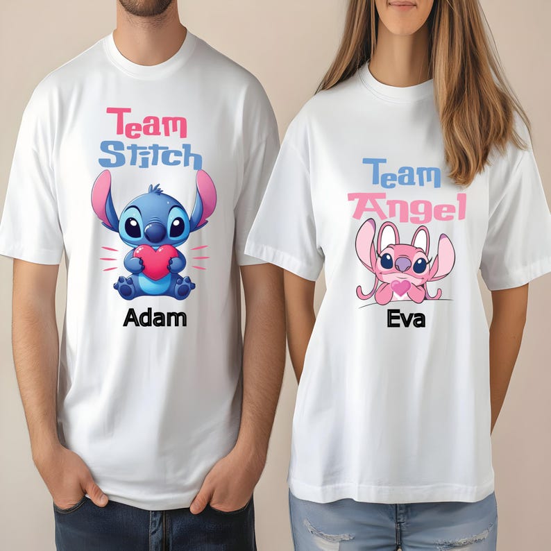 Puede incluir: Camisetas blancas con personajes de dibujos animados. Una camiseta muestra un personaje azul sosteniendo un coraz&oacute;n rojo, con el texto "Team Stitch" y "Adam". La otra muestra un personaje rosa con "Team Angel" y "Eva".