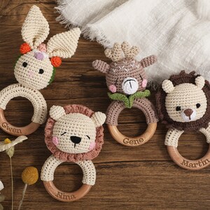 Hochet animal personnalisé au crochet, hochet en bois personnalisé pour bébé, hochet avec nom gravé, cadeau de baby shower, cadeau nouveau-né, hochet en bois image 3