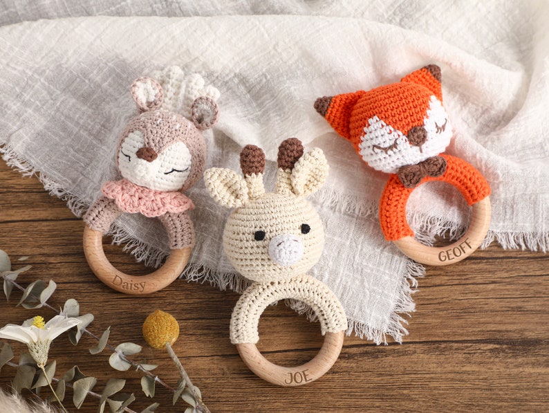 Hochet animal personnalisé au crochet, hochet en bois personnalisé pour bébé, hochet avec nom gravé, cadeau de baby shower, cadeau nouveau-né, hochet en bois image 5