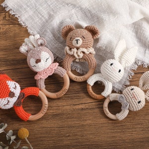 Hochet animal personnalisé au crochet, hochet en bois personnalisé pour bébé, hochet avec nom gravé, cadeau de baby shower, cadeau nouveau-né, hochet en bois image 1