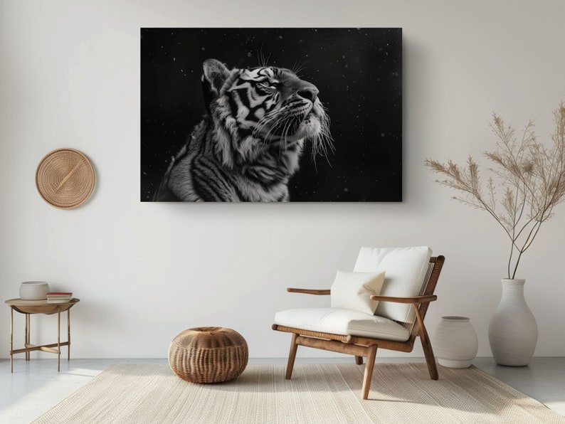 Puede incluir: Una fotograf&iacute;a en blanco y negro de un tigre mirando hacia arriba con un fondo nevado.