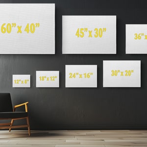 Puede incluir: Una pared negra con una silla blanca y varios lienzos blancos con texto amarillo que indica diferentes tama&ntilde;os en pulgadas. Los lienzos est&aacute;n dispuestos en una cuadr&iacute;cula, con el lienzo m&aacute;s grande en la parte superior izquierda y el lienzo m&aacute;s peque&ntilde;o en la parte inferior izquierda.