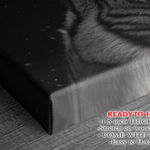 Puede incluir: Una impresi&oacute;n en lienzo en blanco y negro de la cara de un tigre. La impresi&oacute;n est&aacute; estirada en un marco de madera y est&aacute; lista para colgar. Viene con un colgador y tiene 1,5 pulgadas de grosor.