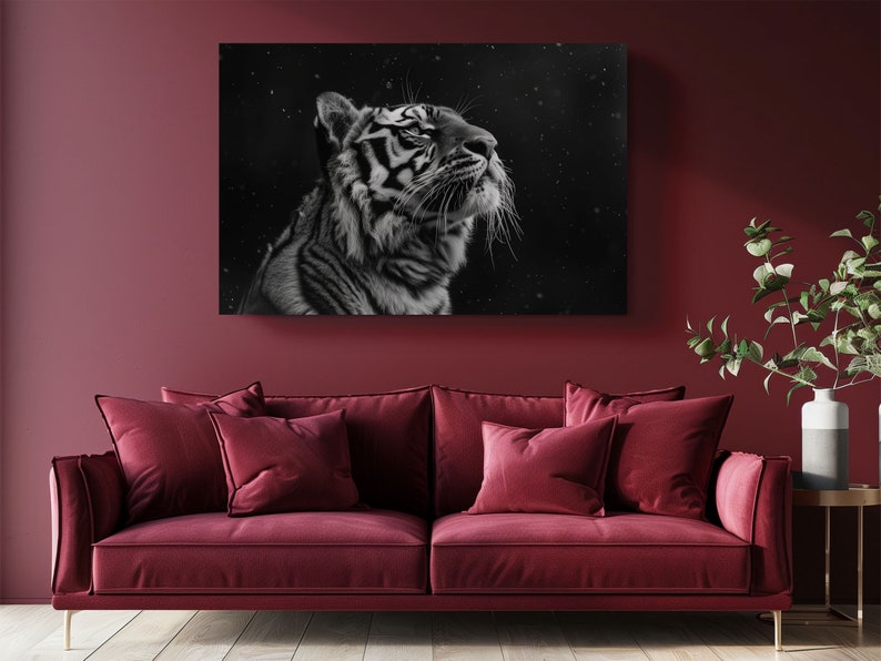 Puede incluir: Una fotograf&iacute;a en blanco y negro de un tigre mirando hacia arriba con un fondo nevado.