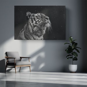 Puede incluir: Una fotograf&iacute;a en blanco y negro de un tigre mirando hacia arriba con un fondo estrellado.