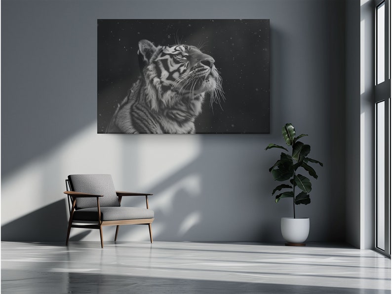 Puede incluir: Una fotograf&iacute;a en blanco y negro de un tigre mirando hacia arriba con un fondo estrellado.