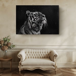 Puede incluir: Una fotograf&iacute;a en blanco y negro de un tigre mirando hacia el cielo. El tigre est&aacute; enfocado, mientras que el fondo est&aacute; desenfocado y parece ser un cielo nocturno con estrellas.