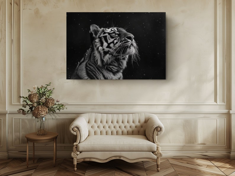 Puede incluir: Una fotograf&iacute;a en blanco y negro de un tigre mirando hacia el cielo. El tigre est&aacute; enfocado, mientras que el fondo est&aacute; desenfocado y parece ser un cielo nocturno con estrellas.