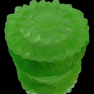 Rare Green Matte Uranium Glass Sunflower Trinket Box – Czech 1930s Art Deco – Glows UV – Collector’s Piece – UraniumGlassEU