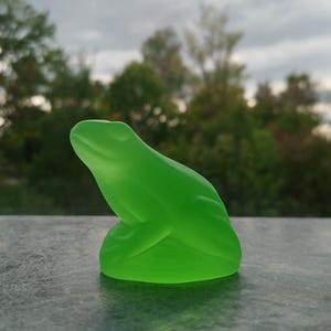 Green Uranium Glass Frog – Frosted, Sandblasted, Vintage Glowing Figurine, UV Reactive Vaseline Glass Animal
