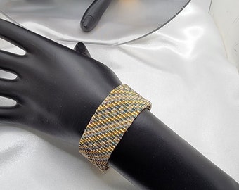Geometrische weefgetouwkralenpatroon, gouden Miyuki-kralenpatroon, Miyuki Delica-armbandpatroon, vierkantsteekpatroon, art-decozaadkraal-kust