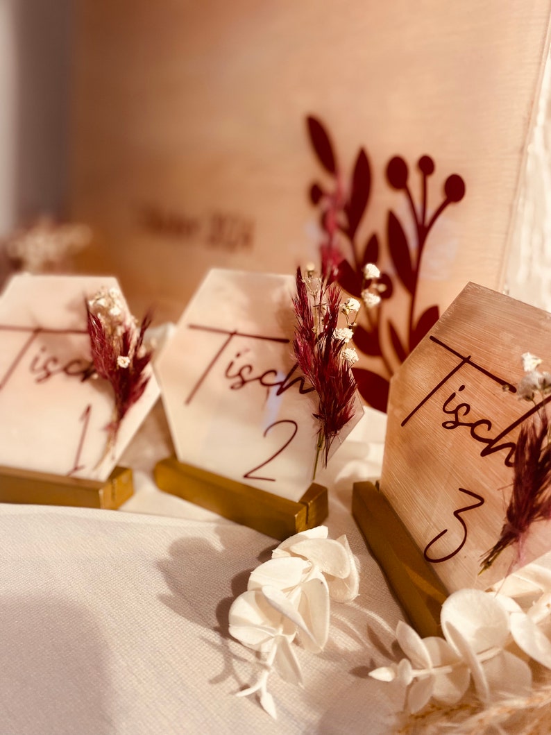 Tischnummern für Hochzeit, Veranstaltung mit Trockenblumen, Besondere Tischnummern apricot/dunkelrot