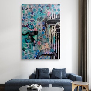 Puede incluir: Pintura abstracta con una combinación de colores azul, verde y blanco. La pintura presenta una variedad de formas y patrones, incluyendo círculos, rayas y remolinos.