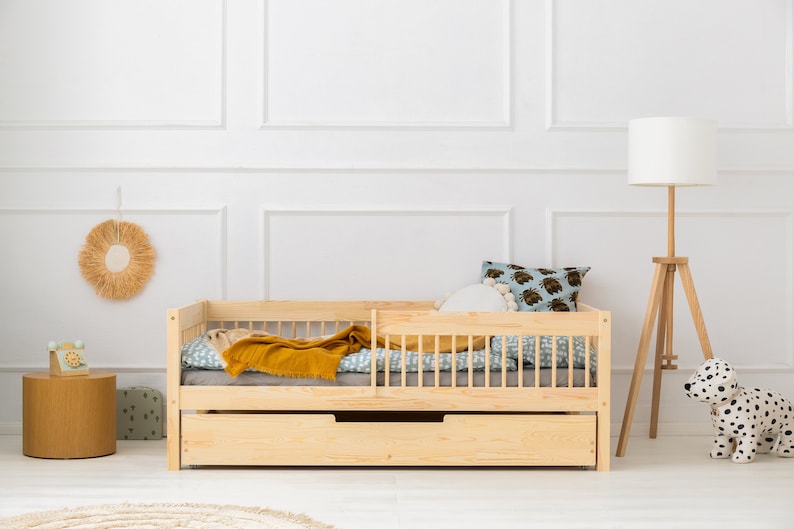 łóżko drewniane dziecięce, łóżko pojedyncze, łóżko Montessori, łóżko parterowe, łóżko dla dzieci, łóżko z barierką CPW Adeko Kids zdjęcie 4