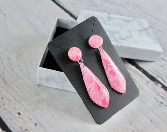 Boucles d'oreilles roses en fausse pierre - Boucles d'oreilles pendantes en pâte polymère faites à la main - Boucles d'oreilles en résine tendance