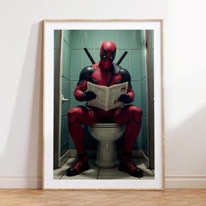 Può includere: Un supereroe rosso e nero, Deadpool, è seduto su un water bianco in un bagno. Indossa un costume rosso e nero con una maschera e sta leggendo un giornale. Il bagno ha pareti piastrellate verdi.
