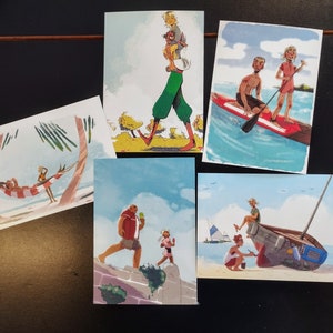 Può includere: Una collezione di cinque stampe artistiche con illustrazioni di persone che si godono attività ricreative. Le scene includono paddleboarding, relax in un'amaca e interazione con una barca a vela. Le stampe hanno uno stile colorato e a cartoni animati.