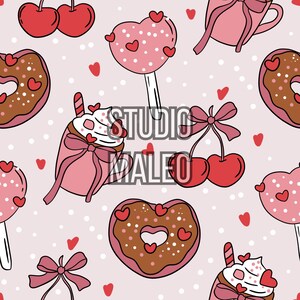 Peut inclure: Motif répétitif avec des beignets roses et bruns, des sucettes en forme de cœur, des cerises et des nœuds roses sur un fond rose clair avec des pois blancs et des cœurs rouges. Le texte "STUDIO MALEO" est visible.
