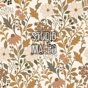 Peut inclure: Un motif répétitif composé de diverses fleurs, feuilles et baies dans des tons crème, beige, marron et gris foncé. Le texte STUDIO MALEO est centré au milieu de l'image dans une police sans empattement blanche, grasse et détourée.